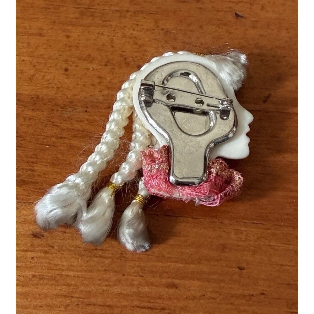 Vintage Sculpted Lady Face Profile Brooch Braided Hair Pink Scarf Figural Pin - Picture 5 of 6
